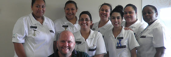 Jason sammen med sygeplejestuderende på New Zealand.